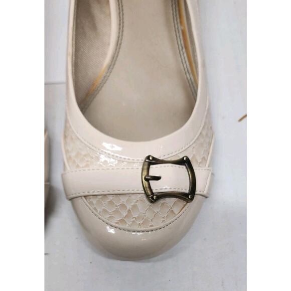 Lifestride Women’s 9M Slip Ons Cream Snake Skin Texture W/ Buckle Low Wedge Heel - Picture 2 of 14